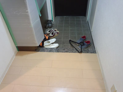 DSC_5543 施工前 玄関の遮音フローリングと御影石の玄関框
